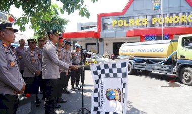 Polisi-Beri-Bantuan-Air-Bersih-Untuk-Ratusan-Warga-di-4-Desa-Wilayah-Ponorogo